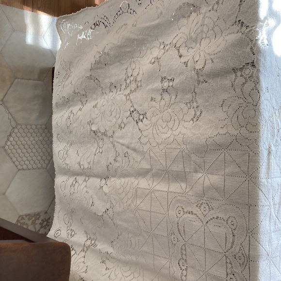 Cream color lace tablecloth - Picture 2 of 2